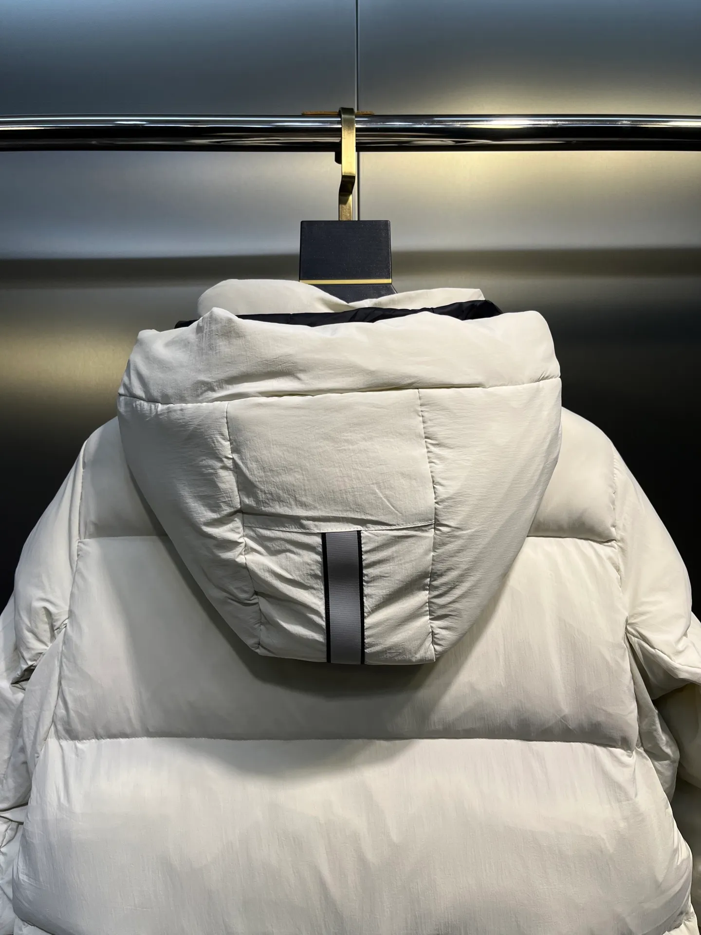 P1100 Canada Goose 🌟Canada Goose🇨🇦 Unisex down jacket, couple style, imported 90% duck down, collar is Canadian wild coyote hair, checkered double-layer inner liner with no velvet, thick velvet filling, level 5 cold protection, only one goose is needed to prevent freezing in winter, the stitching is perfect! I will buy another version this year, all accessories and materials will follow the original size: xs-xxl